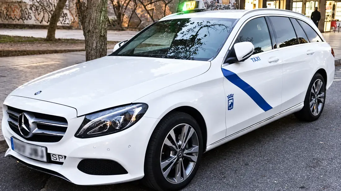 Taxi oficial de Málaga con la luz verde de libre
