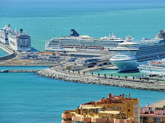 Cruceros atracados en el puerto de Málaga