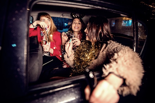 Descubre por qué es mejor pedir un taxi para salir de fiesta